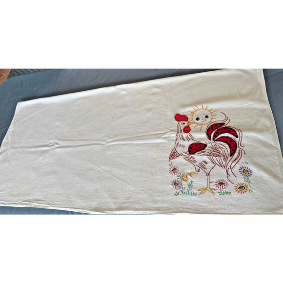 Vintage 1940s-50 SUNSHINE ROOSTER Hand-Embriodered Appliqué Tablecloth 36"x 34" - Picture 7 of 10